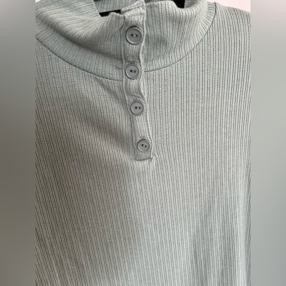 Light green turtle neck - Picture 3 of 4